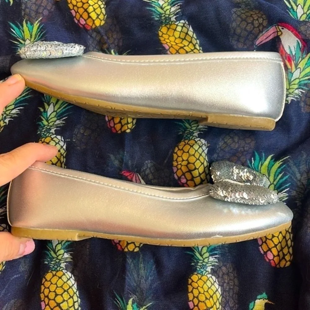 Brand New Rachel Shoes Gabriella Slip On Silver Flats Sequin Bows Round Toe